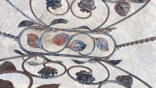 Porta riviste in metallo decorato