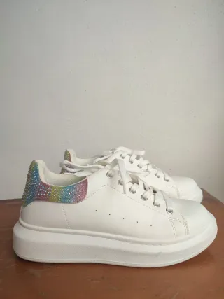 Zapatillas blancas con detalle iridiscente