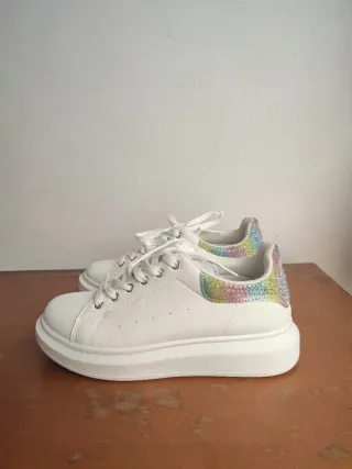 Zapatillas blancas con detalle iridiscente