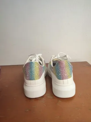 Zapatillas blancas con detalle iridiscente
