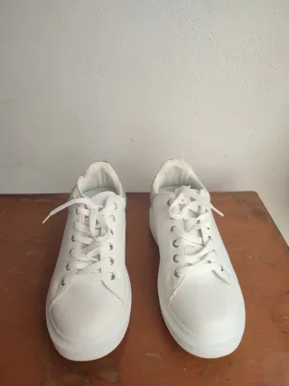 Zapatillas blancas con detalle iridiscente