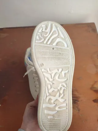 Zapatillas blancas con detalle iridiscente