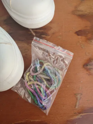 Zapatillas blancas con detalle iridiscente