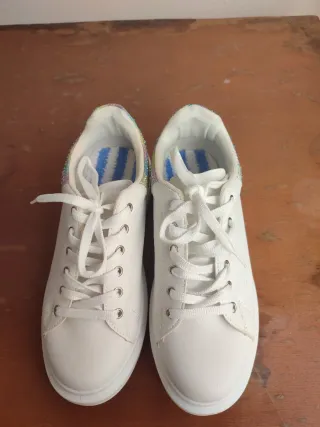 Zapatillas blancas con detalle iridiscente