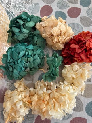 Material para tocados: flores secas y sombrero