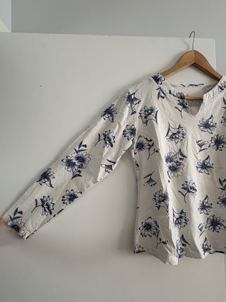 Blusa blanca con estampado floral azul