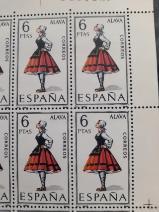 Colección Uniformes Militares y Trajes Regionales