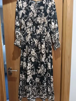 Vestido largo estampado negro y beige