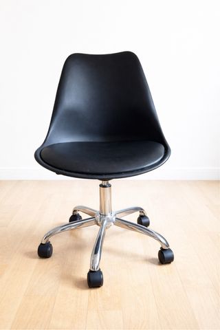 Silla de oficina negra giratoria