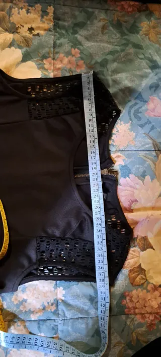 Tubino nero con dettagli in pizzo