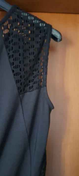 Tubino nero con dettagli in pizzo