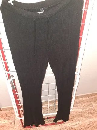 Pantalón negro canalé campana