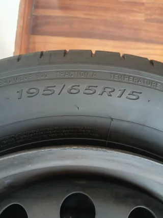 3 neumáticos y aos de metal y tapas de plástico