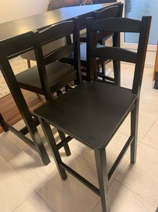 Mesa alta más 4 taburetes negros