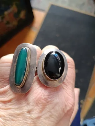 Anillos de Plata con Piedras Negras y Verdes