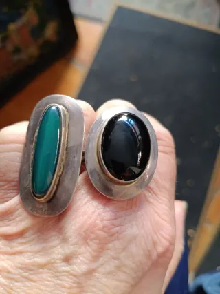 Anillos de Plata con Piedras Negras y Verdes