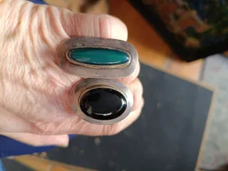 Anillos de Plata con Piedras Negras y Verdes