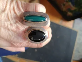 Anillos de Plata con Piedras Negras y Verdes