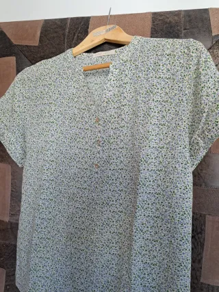 Blusa florecitas verde y azul