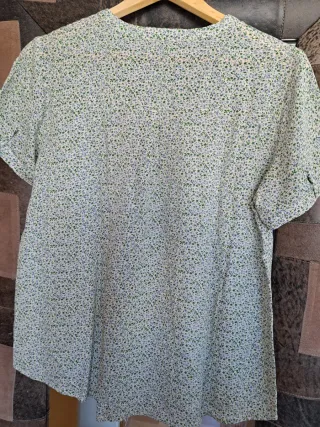 Blusa florecitas verde y azul