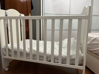 Cuna de bebé con diseño de jirafa