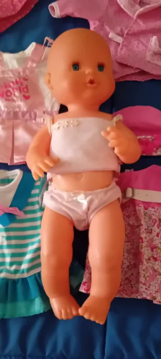 Nenuco bebé con ropa y cepillo.