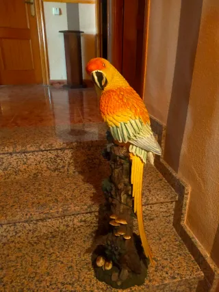 Loro decorativo naranja y amarillo