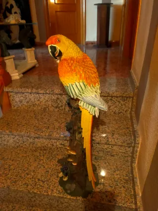 Loro decorativo naranja y amarillo