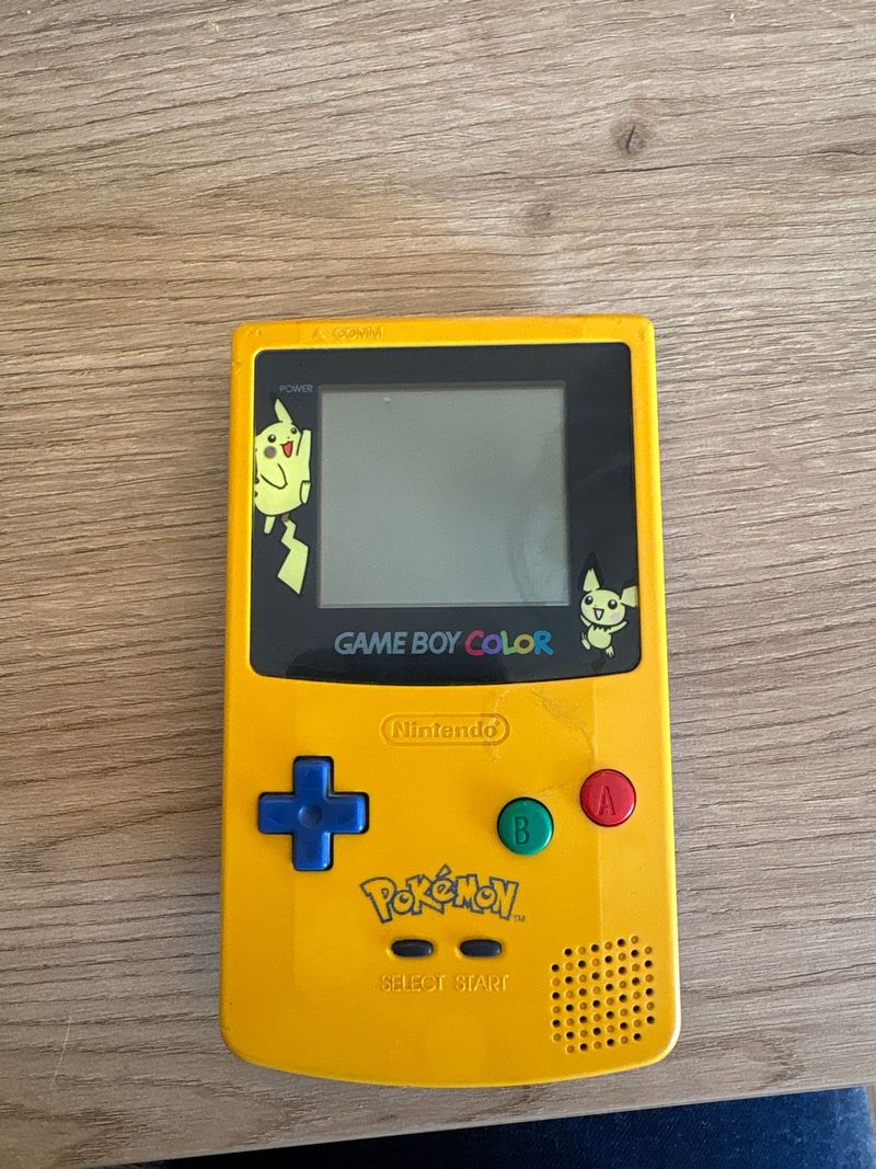 Game Boy Color edición Pikachu