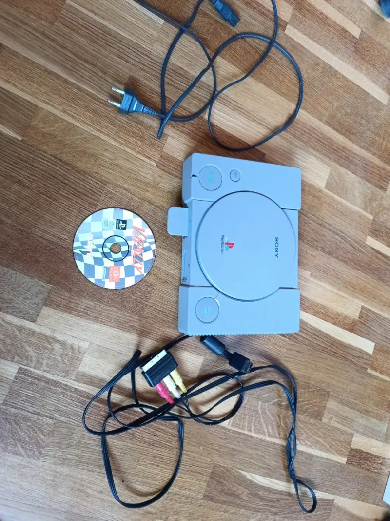 PlayStation 1 Sony gris con cables y memory card
