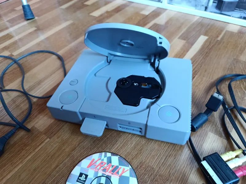 PlayStation 1 Sony gris con cables y memory card afbeelding 3