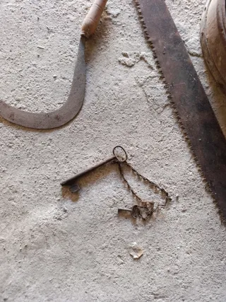 Herramientas antiguas: serrucho, hoz, tamices