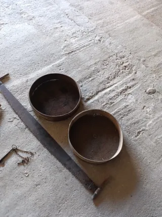 Herramientas antiguas: serrucho, hoz, tamices