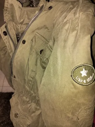 Chaqueta verde con capucha forrada