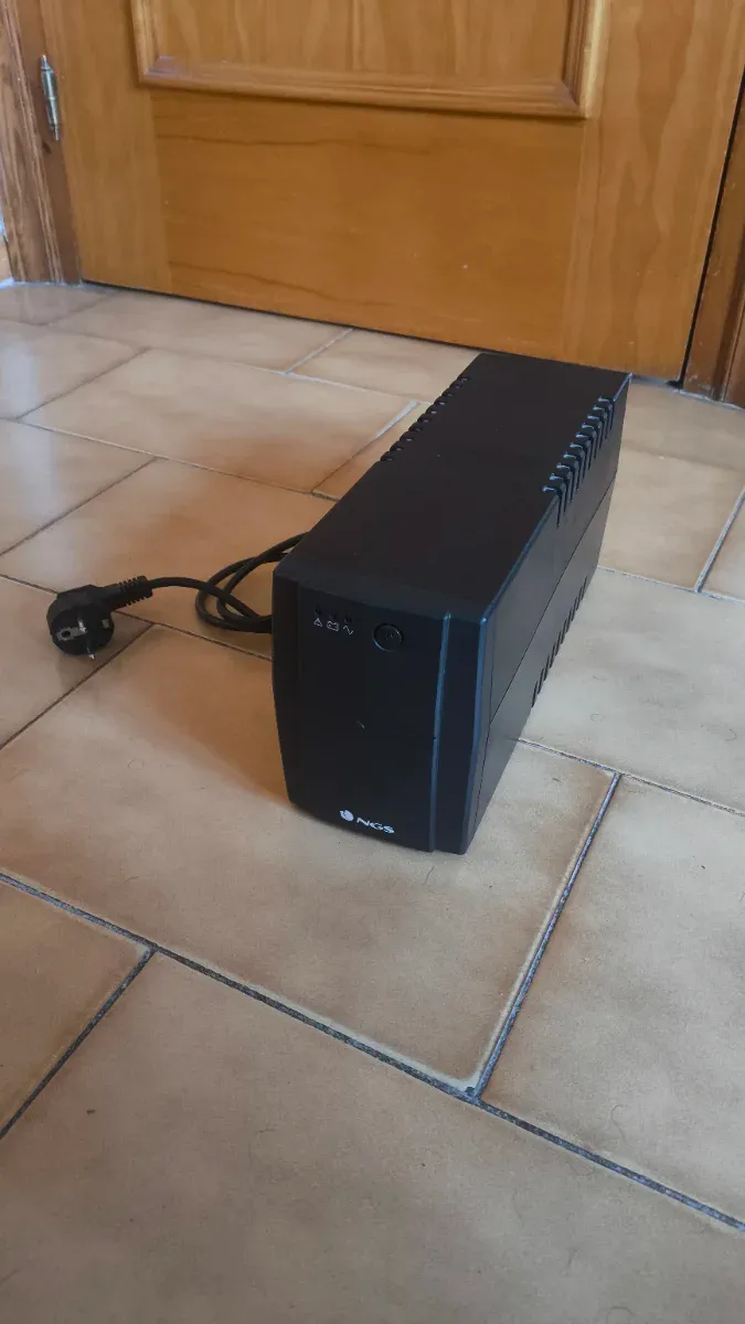 SAI / UPS NGS Fortress 900 V2