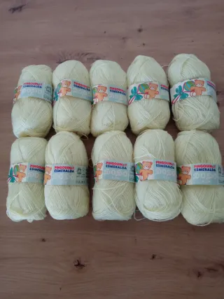 8 ovillos Pinguin Esmeralda amarillo claro