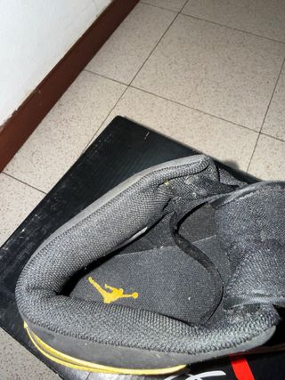 Jordan 1 Mid Amarillo Negro