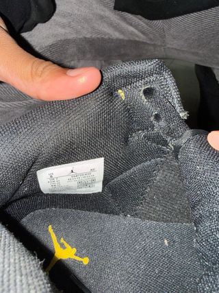 Jordan 1 Mid Amarillo Negro