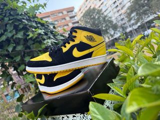 Jordan 1 Mid Amarillo Negro