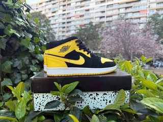 Jordan 1 Mid Amarillo Negro