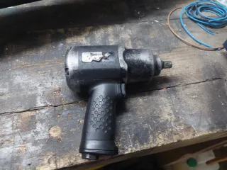 Pistola avvitatore pneumatica