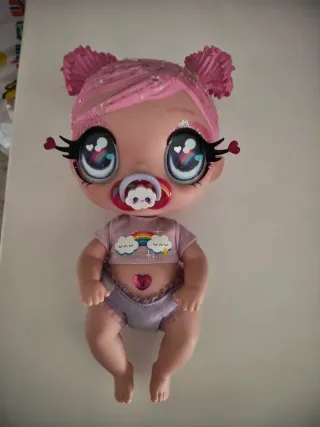Muñeca con chupete y ropa de arcoíris