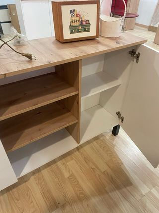 Mueble de comedor blanco y madera