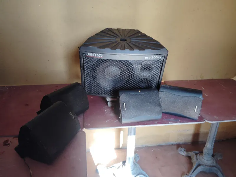 5 Altavoces Jamo Negros