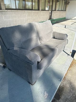 Sofá de 2 plazas de tela gris