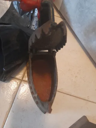 Antico ferro da stiro in ghisa con manico rosso