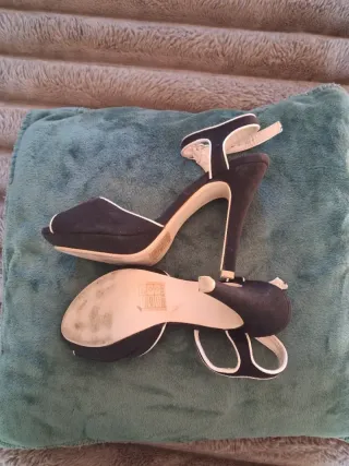 Sandalias tacón negras basicas elegantes