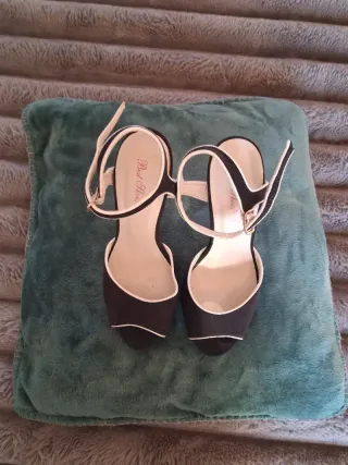 Sandalias tacón negras basicas elegantes