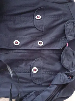 Chaqueta azul marino con detalles rojos