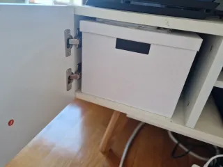 Mueble Bajo TV SKLUM Blanco y detalles en madera